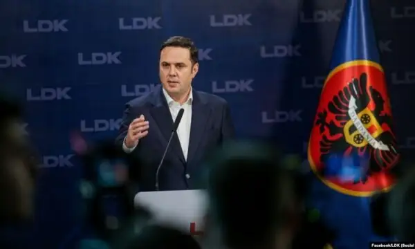 ZGJEROHET PËRÇARJA NË LDK: NESËR DEPONOHEN NËNSHKRIMET PËR SHKARKIMIN E LUMIR ABDIXHIKUT