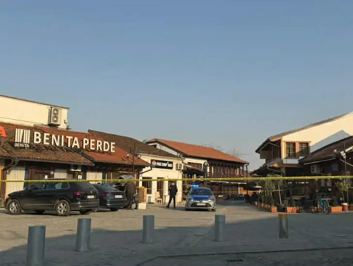 Vrasje në Çarshinë e Vjetër të Gjakovës: Një i vdekur dhe një i plagosur, i dyshuari në arrati