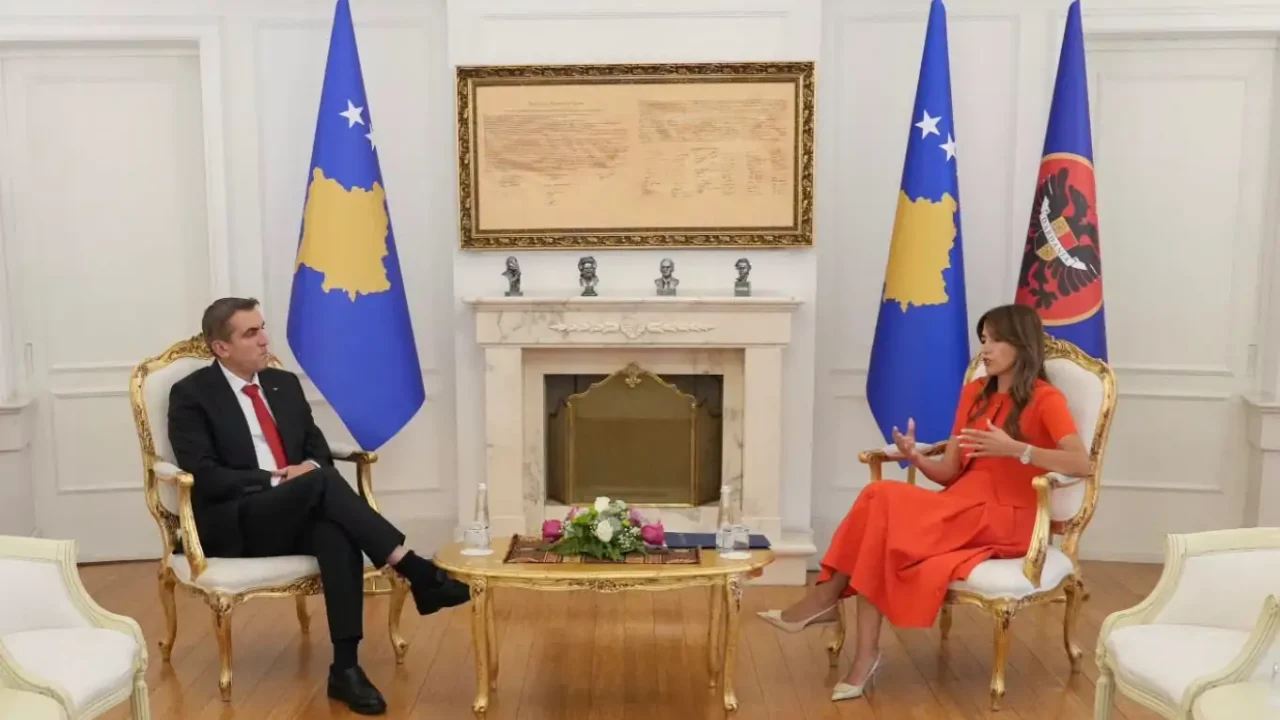 Albulena Haxhiu, ka pritur në takim Zejnulla Gashin, të cilit i ka dorëzuar dekretin për emërimin në detyrën e Kryeprokurorit të Shtetit.