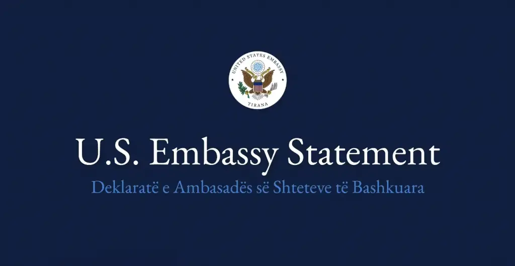 Ambasada e SHBA-së në Tiranë bën thirrje për protesta paqësore dhe vetëpërmbajtje